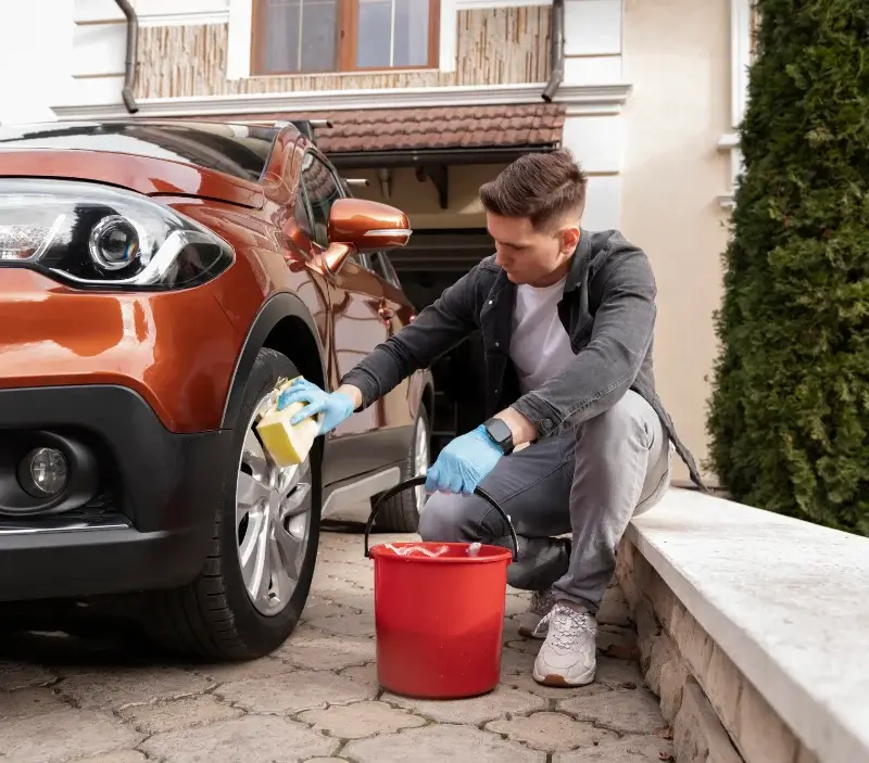 Lavage auto à domicile Moulins : professionnel intervenant sur un véhicule